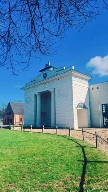 Frühjahrskörung 2026 auf dem Landgestüt Redefin🌼🌸🌼

21 der 23 genannten Hengste traten heute ihre Reise nach Redefin an. 9 Kandidaten konnten ein positives Körurteil mit nach Hause nehmen, ein Hengst wurde zurückgezogen. 

In der 1. Gruppe (Rassen ohne Freispringen) wurden gekört✨✨✨:
KN 1: DPbShP von Zaubertroll vom Rindergraben/Benston Fergus  Z./B.: Yara Henningsen

KN 3: Dartm. von Magnum Windstar/Hisley Captain Cook  Z.: Eike Hirsch B.: ZG Pfitzmann & Dieckmann

KN 4: STWS von Eclair/Elixier  Z./B.: Antje Knöfel

Herzlichen Glückwunsch ⭐️⭐️⭐️

#licensing #stallion #mecklenburgvorpommern #spring