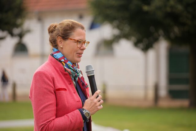 Zuchtleiterin Karoline Gehring geht neue Wege

Am 30. Juni dieses Jahres endet das Arbeitsverhältnis von Geschäftsführerin und Zuchtleiterin Karoline Gehring im gegenseitigen Einvernehmen mit dem Verband der Pferdezüchter Mecklenburg-Vorpommern e.V. (VPZ MV).

Die 39-Jährige, geboren in Georgsmarienhütte im Landkreis Osnabrück und aufgewachsen in Hasbergen (Teutoburger Wald), ist seit Mai 2019 im VPZ MV tätig. Abitur und Agrarstudium an den Hochschulen in Osnabrück, Göttingen und Rostock, mit diversen Praktika, u.a. am Leibnitz-Institut für Nutztierbiologie in Dummerstorf, folgte ein längerer Auslandsaufenthalt in Dubai. Als Freizeitreiterin und Züchterin, gemeinsam mit ihrem Vater, traten Pferde früh in ihr Leben.
Durch Studium und Praktika hat Karoline Gehring das Land Mecklenburg-Vorpommern zum Leben entdeckt und bewarb sich auf die Stelle als Geschäftsführer und Zuchtleiter im VPZ MV, als Uwe Witt nach 28-jähriger Tätigkeit in den Ruhestand ging.

Schnell wurden ihre fachlichen Kompetenzen in der Pferdebeurteilung und bei Zuchtkritiken sichtbar. Die zunehmend bessere und modern gestaltete Sichtbarkeit des Verbandes, in medialen Auftritten des Internets und in den Sozialen Medien, trägt vorwiegend ihre Handschrift.

Karoline Gehring, die am Anfang ihrer beruflichen Entwicklung steht, möchte sich neu ausrichten. Ebenso der Verband der Pferdezüchter Mecklenburg-Vorpommern. Deshalb beschloss das Präsidium des VPZ MV auf seiner Sitzung am 2. März, im Einvernehmen mit Karoline Gehring, das Arbeitsverhältnis mit dem Verband zum 30. Juni 2026 zu beenden.

Der Verband und seine Züchter bedanken sich ausdrücklich bei Karoline Gehring für ihre konstruktive und progressive Arbeit zum Wohle der Pferdezucht in Mecklenburg-Vorpommern. Sie befindet sich im Urlaub und kehrt nicht in den Verband zurück. Die satzungsgemäße Arbeit im Verband und in der Verbandsgeschäftsstelle geht auf allen Ebenen weiter wie bisher. Bis eine neue Führungspersönlichkeit eingearbeitet ist, hat Prokuristin Heike Fischer die Büroleitung übernommen.