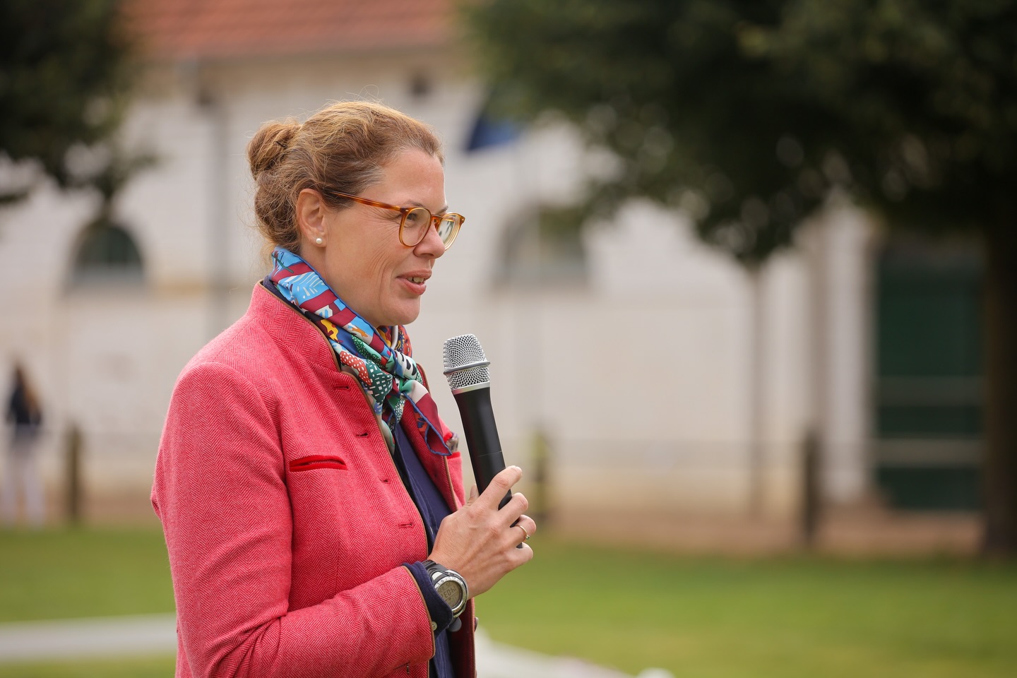 Zuchtleiterin Karoline Gehring geht neue Wege

Am 30. Juni dieses Jahres endet das Arbeitsverhältnis von Geschäftsführerin und Zuchtleiterin Karoline Gehring im gegenseitigen Einvernehmen mit dem Verband der Pferdezüchter Mecklenburg-Vorpommern e.V. (VPZ MV).

Die 39-Jährige, geboren in Georgsmarienhütte im Landkreis Osnabrück und aufgewachsen in Hasbergen (Teutoburger Wald), ist seit Mai 2019 im VPZ MV tätig. Abitur und Agrarstudium an den Hochschulen in Osnabrück, Göttingen und Rostock, mit diversen Praktika, u.a. am Leibnitz-Institut für Nutztierbiologie in Dummerstorf, folgte ein längerer Auslandsaufenthalt in Dubai. Als Freizeitreiterin und Züchterin, gemeinsam mit ihrem Vater, traten Pferde früh in ihr Leben.
Durch Studium und Praktika hat Karoline Gehring das Land Mecklenburg-Vorpommern zum Leben entdeckt und bewarb sich auf die Stelle als Geschäftsführer und Zuchtleiter im VPZ MV, als Uwe Witt nach 28-jähriger Tätigkeit in den Ruhestand ging.

Schnell wurden ihre fachlichen Kompetenzen in der Pferdebeurteilung und bei Zuchtkritiken sichtbar. Die zunehmend bessere und modern gestaltete Sichtbarkeit des Verbandes, in medialen Auftritten des Internets und in den Sozialen Medien, trägt vorwiegend ihre Handschrift.

Karoline Gehring, die am Anfang ihrer beruflichen Entwicklung steht, möchte sich neu ausrichten. Ebenso der Verband der Pferdezüchter Mecklenburg-Vorpommern. Deshalb beschloss das Präsidium des VPZ MV auf seiner Sitzung am 2. März, im Einvernehmen mit Karoline Gehring, das Arbeitsverhältnis mit dem Verband zum 30. Juni 2026 zu beenden.

Der Verband und seine Züchter bedanken sich ausdrücklich bei Karoline Gehring für ihre konstruktive und progressive Arbeit zum Wohle der Pferdezucht in Mecklenburg-Vorpommern. Sie befindet sich im Urlaub und kehrt nicht in den Verband zurück. Die satzungsgemäße Arbeit im Verband und in der Verbandsgeschäftsstelle geht auf allen Ebenen weiter wie bisher. Bis eine neue Führungspersönlichkeit eingearbeitet ist, hat Prokuristin Heike Fischer die Büroleitung übernommen.