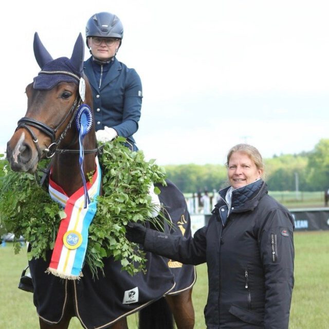 Beginnen möchten wir unsere Serie mit Büroleiterin und Prokuristin Heike Fischer. 💶💶💶
Heike Fischer ist seit 27 Jahren die "gute Seele" des VPZ MV. Die Agraringenieurin ist neben ihrer Tätigkeit im Verband als Turnierrichterin in MV aktiv und war selber bis in die schwere Klasse im Springsport erfolgreich. 

Sicher hat Heike Fischer immer ein offenes Ohr in allen Belangen für unsere Züchter, ihre Schwerpunkte liegen aber in:
➡️ der Verwaltung der Finanzen des Verbandes (u. a. Gebühren, Rechnungen,  Mitgliedsbeiträge, Bilanzen etc.)
➡️ der Bearbeitung der Fördermittelanträge
➡️ der Mitgliederverwaltung
➡️ der Bearbeitung und Durchführung der Leistungsprüfungen und Stutbucheintragungen
➡️ dem Besitzwechsel und Namensänderungen

In Zusammenarbeit mit dem gesamten Team der Geschäftsstelle ist Heike Fischer selbstverständlich für die Planung und Durchführung der Veranstaltungen des Verbandes eine nicht wegzudenkende Kraft.
 
Kontakt☎️☎️☎️
Telefon: 0381/44033872
E-Mail: h.fischer@pzvmv.de
Mobil: 0175/8692081

Heike Fischer: "Für unseren Verband wünsche ich mir einen stabilen Bestand an Züchtern und Zuchtpferden und weiterhin eine gute Zusammenarbeit mit unseren Ehrenamtlern und in der Geschäftsstelle."

 #teamwork #finanzen #leistungsprüfungen #resorts