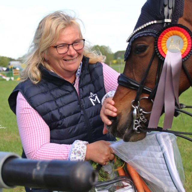 Heute stellen wir euch Birca Roos vor. Viele kennen sie als Mitarbeirin in der Stutbuchführung, wo sie seit 10 Jahren nun nach Uwe Träder Medea Griebenow tatkräftig unterstützt.
Zusätzlich zu einer kaufmännischen Ausbildung ist Birca Roos noch Pferdewirtschaftsmeisterin Zucht und Haltung🐴🐴🐴 . Neben ihrer Arbeit beim VPZ MV findet man Birca am Wochenende auf den Turnieren MVs, egal ob als Organisatorin, Meldestelle oder TT ihrer Tochter Stella. Früher ist sie selbst aktiv Springen geritten und begleitet heute gerne Pferde und Reiter auf den Weg in den Turniersport.
Die Aufgaben von Birca Roos in der Stutbuchführung:
➡Hengste - Bearbeitung von Körungen und Anerkennungen, incl sämtliche Vet.-Unterlagen zusammenstellen
➡Gentests und Abstammungsüberprüfungen veranlassen
➡ Bearbeitungen der Fohlenregistrierungen
➡Pässe erstellen
➡ Veranstaltungen vorbereiten - Nennungsverarbeitung und Katalogerstellung
Birca Roos´Highlight in jedem Zuchtjahr sind die Mecklenburger Körtage.
Birca Roos: "Mein Wunsch für die Zukunft des Verbandes ist, in Gemeinschaft mit unseren Züchtern eigenständig zu bleiben und die Rassevielfalt in unserem Verband zu leben. Mein ganz stiller Wunsch ist, die Zusammenarbeit zwischen Zucht und Sport zu verbessern und die Präsenz von Mecklenburgern und in Mecklenburg geborenen Ponys zu verstärken."
Kontakt☎☎☎
Telefon: 0381/44033873
E-Mail: b.roos@pzvmv.de
#teamwork #stutbuch #wirstellenunsvor #geschäftsstelle
