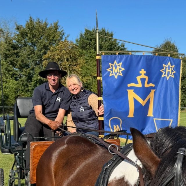 Weiter geht es in unserer Serie mit Diane Vollmers. Seit 25 Jahren hat die gelernte Pferdewirtschaftsmeisterin den Pferdebereich auf den landwirtschaftlichen Betrieben ihres Mannes übernommen. 2019 hatte Familie Vollmers das große Glück auf den Kempkehof, Plaaz übersiedeln zu dürfen und seitdem ist die gebürtige Staderin begeisterte "Wahlmecklenburgerin". 5 Jahre ist Diane Vollmers bereits beim VPZ MV und unterstützt da das Team der Geschäftsstelle.🐴🐴🐴

Ihre Hauptaufgaben sind neben dem alltäglichen Geschäft wie Abfohlmeldungen, Nennungen, Deckscheine, An- und Abmelden der Stuten etc., das von allen Geschäftsstellenmitgliedern betreut wird:
➡ die Organisation der Auktion zusammen mit dem Auktionator (Koordination des Auktionsdrehs, Auktionsunterlagen, Zuarbeit Horse 24 etc.)
➡ die Zusammenarbeit mit der MAZ bezüglich des Auftritts des VPZ MV auf der MeLa
➡ die Jungzüchterarbeit (besonders der älteren Altersstufe)
➡ die Eingabe der Bedeckungen
➡ alles zum Thema "Zuchtrichter" in unserem Verband
➡ der Auftritt des VPZ MV auf Social Media sowie weitere Öffentlichkeitsarbeit
 ➡sowie die Gestaltung und Pflege der Homepage mit der tollen Unterstützung von Rainer Kohl

DIane Vollmers: "Für den VPZ MV wünsche ich mir, dass wir unsere Stärken (z.B. die tollen Veranstaltungen Hand in Hand mit einem großen Team an fantastischen Ehrenamtlern sowie unseren familiären Umgang in der Züchterschaft uvm.) mehr ausspielen können. 
Mein persönliches Anliegen ist es natürlich, die Jungzüchterarbeit im Land zusammen mit Mathias Wandschneider und Sina Retter weiter voran zu treiben. Denn ohne die Jugend keine Zukunft! 
Und da wir im PKS-Bereich sehr gut aufgestellt sind, liegt mir die Warmblutzucht im VPZ MV am Herzen. Hier müssen wir progressiv in die Zukunft starten, mit Blick nach Wellington brauchen sich die Mecklenburger nicht zu verstecken."

Kontakt☎☎☎
Telefon: 0381/44033870
E-Mail: d.vollmers@pzvmv.de und info@vpzmv.de
Mobil: 0160/94956319

 #teamwork #geschäftsstelle #mecklenburgvorpommern #packenwirsan