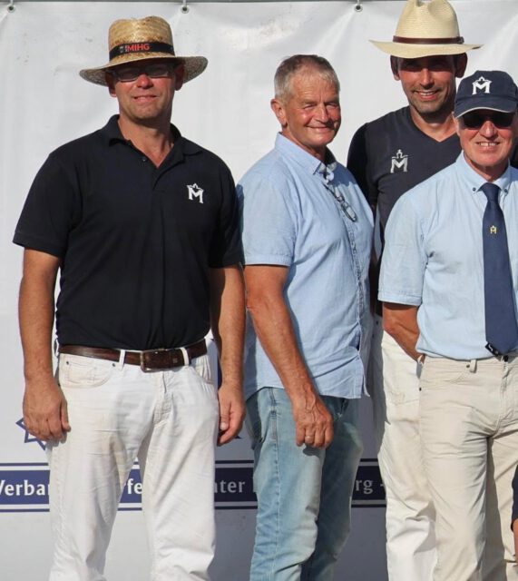 Den Besten haben wir uns natürlich für den Sonntag aufgehoben ⭐️⭐️⭐️
Der Agraringenieur und unser langjähriger Stutbuchführer Uwe Träder wird uns auch in diesem Jahr weiter unterstützen. Ein Pferdemann durch und durch, der selber bis zur schweren Klasse im Springsport erfolgreich war.
Seiner jungen Kollegin wird er weiter mit seiner Erfahrung und fachlichen Expertise zur Seite stehen und dieses Jahr vermehrt die Kommissionen auf den Veranstaltungen unterstützen. Bereits bei der Frühjahrskörung am 1. April auf dem Landgestüt Redefin ist Uwe Träder neben Sandra Engelmann und Armin Spierling Teil der Körkommission.
Wir freuen uns sehr, Uwe weiter in unserem Team zu haben und Blicken gespannt auf die Zuchtsaison 2026 mit euren tollen Zuchtprodukten🐴🐴🐴
Kontakt☎️☎️☎️
Mobil: 0176/14836302
#geschäftsstelle #foreveryoung #team #mecklenburgvorpommern