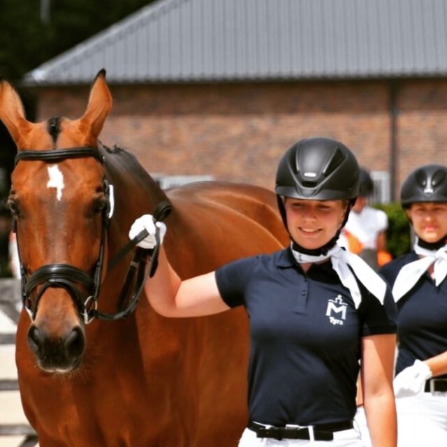 Abschließen möchten wir die Vorstellung unseres Teams mit Thyra-Luise v. Oltersdorff-Kalettka. Die Agrarstudentin steht kurz vor ihrem Masterabschluss an der Universität Rostock und unterstützt das Team der Geschäftsstelle seit letztem Jahr. Thyra züchtet mit ihrer Familie aktiv Dt. Reitponys im VPZ MV und ist erfolgreich im Jungzüchterlager unterwegs, hier kann sie Platzierungen bis zur Weltmeisterschaft vorweisen. Außerdem wurde Thyra 2024 mit dem Nachwuchszüchterpreis für ihr Engagement im VPZ MV vom Bauernverband ausgezeichnet.🐴🐴🐴
Thyra unterstützt das Team aktuell in den verschiedensten Aufgabenbreichen. Besonders bei der Durchführung der Veranstaltungen, Bearbeitung der Auktionsdaten und im IT-Bereich ist sie für den Verband ein großer Support. In der Zuchtsaison 2026 wird man sie sicher auf vielen Veranstaltungen des VPZ MV treffen.
Kontakt💻💻💻
t.kalettka@pzvmv.de
#teamwork #geschäftsstelle #support #mecklenburgvorpommern