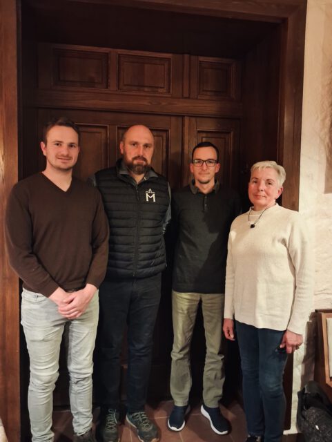 Frischer Wind in der IG Reitpony MV💫💫💫
Auf Initiative von Jens Maaß @jensmaass77 trafen sich gestern die Reitponyzüchter aus ganz MV zu einer Mitgliederversammlung in Todendorf.
Viele Interessierte waren der Einladung gefolgt, denn länger war es etwas still um die IG Reitpony geworden.
Dieses soll nun unter dem neu gewählten Vorstand deutlich anders werden. Zum Vorsitzenden wurde Jens Maaß gewählt, sein Stellvertreter wurde Mathias Wandschneider @matzewa96 und den Posten des Kassenwartes bekleidet Tilo Horn @horntilo .
Präsidiumsmitglied Patricia von Mirbach @patricia_v.mirbach - selbst erfolgreiche Reitponyzüchterin - begleitete die Veranstaltung und gratulierte dem neuen Vorstand herzlich.
Wir wünschen viel Erfolg und ein positives Händchen bei eurer Arbeit🍀🍀🍀 Reitponys aus MV brauchen sich überregional nicht zu verstecken.
#dtreitpony #ig #vorstand #frischerwind