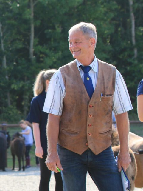 Uwe Träder zum neuen amtierenden Zuchtleiter berufen✨✨✨
Gestern tagte der Vorstand des VPZ MV und nahm einstimmig den Vorschlag des Präsidiums an, dass der ehemalige Stutbuchführer und Agraringenieur Uwe Träder interimsweise den VPZ MV bis zur Neubesetzung der jetzt in die Ausschreibung gehenden Stelle der Zuchtleitung und Geschäftsführung durch die bevorstehende Saison führen soll. Der Vertreter des zuständigen Landesamtes LALLF Dr. Hoffmann begrüßte diese Entscheidung und blickt positiv der Zusammenarbeit mit Uwe Träder entgegen.🍀🍀🍀
Wir wünschen Uwe Träder ein glückliches Händchen für seine Arbeit in den kommenden Monaten, sein Fachwissen hat er ja schon über die jahrelange Arbeit im VPZ MV bewiesen.
#breeding #newpost #zuchtleiter #mecklenburgvorpommern