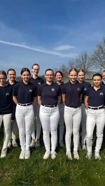 3 Mal Treppchen für den VPZ MV🥈🥈🥉

Am 18. April fand der Ländervergleichswettbewerb der Jungzüchter auf dem Haupt- und Landgestüt Neustadt/Dosse statt. Angereist waren 18 Jungzüchter der Altersklasse 19-25 und 23 der 13- 18- Jährigen aus den Verbänden BBA, Trakehner, Auszubildende und VPZ MV.

Mit tollem Teamgeist und viel Spaß erlebten die 9 Jungzüchterinnen aus Mecklenburg-Vorpommern einen tollen und lehrreichen Tag, der als Generalprobe für die DM in Vechta und die WM 2026 auf dem Landgestüt Celle diente.

In der AK II schaffte es der VPZ MV mit Ramona Funk (🥈) und Ronja Schmitz (🥉) gleich zweimal auf das Treppchen. Janna Hörning sicherte sich den 4. Platz, Vera Frielinghaus den 7. und Sina Retter kam auf Rang 12. Eine hervorragende Leistung✨✨✨

In der jüngeren Altersklasse erkämpfte sich Franziska Henke Rang 2 🥈, Lea Arndt den 4. Platz und Friederike Henke - eigentlich mit ihren 12 Jahren noch nicht in der Wertung- sorgte für Gänsehautmomente mit einer fast perfekten Musterrunde und kam im Gesamtklassement auf einen tollen 9. Platz. Neuzugang Hannah hatte den Mut nach nur 2 Trainings gleich an so einem großen Wettbewerb zu starten. Ein wenig von der umfangreichen Theorie erschlagen, kam sie auf Rang 22. Hut ab vor dieser Einstellung🫶🏻🫶🏻🫶🏻

Wir danken den @pferdezucht_brandenburg_anhalt für die Organisation des Wettbewerbs und freuen uns auf die WM in Celle (organisiert von @deutsche_jungzuechter)🍀🍀🍀

#youngbreeders #bestteam #mecklenburgvorpommern #competition