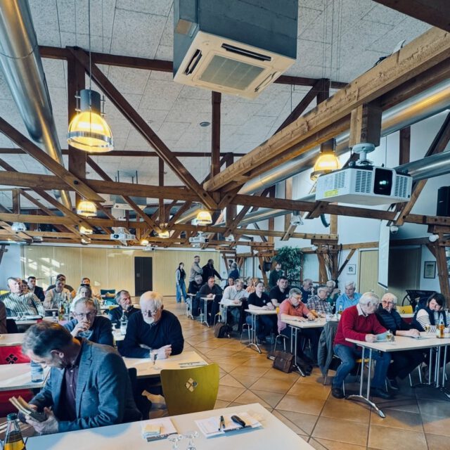 Delegiertenversammlung des VPZ MV 2026🌸🌼🌸

Am 24. April fand die Delegiertenversammlung des VPZ MV in der Viehhalle, Güstrow statt. 90% der designierten Delegierten waren der Einladung gefolgt und somit war die Veranstaltung gut besucht. 

Präsident Jörg Hasselmann ging in seinem Bericht auf die zukünftigen Herausforderungen des Verbandes ein. 2025 sei in vielerlei Hinsicht ein bewegtes Jahr gewesen. Für 2026 wünschte sich der Präsident ein etwas „ruhigeres Fahrwasser“.

Die Mitgliederzahlen des VPZ MV sind stabil, leider sei ein Rückgang der aktiven Stuten zu verzeichnen. 

Der amtierende Zuchtleiter Uwe Träder ließ das Zuchtjahr 2025 Revue passieren und blickte der Zusammenarbeit mit der Züchterschaft positiv entgegen. 

2025 war im Haushalt seit Jahren erstmalig ein kleines Minus zu verzeichnen, was der Verband aber gut verkraften könne. Steigende Ausgaben in vielen Bereichen bei relativ stabilen Einnahmen waren hierfür verantwortlich. Präsident Hasselmann ließ verlauten, dass der Mitgliedsbeitrag nicht angehoben werden solle, man aber über die Gebührenordnung nachdenken müsse. 

Präsidium, Vorstand und Prokuristin wurden einstimmig entlastet.

In seinem Grußwort forderte der Schatzmeister des Pferdesportverbandes MV Stephan Schulz einen stärkeren Schulterschluss von Zucht und Sport, um die gesellschaftliche Akzeptanz des Pferdesports auszubauen und zu stärken.

Jörg Hasselmann blickte am Ende der Versammlung trotz aller Herausforderungen positiv in die Zukunft. Diese Stimmung habe er auf den Mitgliederversammlungen festgestellt. „Unsere Züchter machen weiter und stehen hinter ihrem Verband!“ 

Mit Dank an die Mitglieder der Geschäftsstelle und alle ehrenamtlichen Unterstützer des Verbandes, die dieses Jahr der Superlative überhaupt möglich gemacht haben, beendete der Präsident die Veranstaltung und äußerte vor allem den Wunsch nach den höchsten Gütern: Gesundheit und Frieden✨✨✨

#delegiertenversammlung