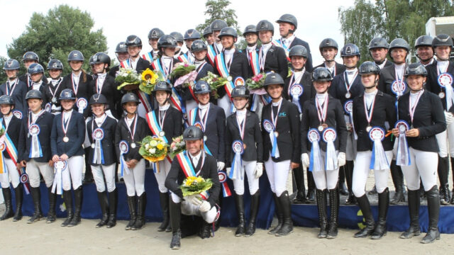 37. Landes-Reitturnier im Landgestüt Redefin🏆🏆🏆

Zum neunten Mal ist das Landgestüt Redefin vom 8. bis 12. Juli Gastgeber eines der bedeutendsten nationalen Pferdesportveranstaltungen in Mecklenburg-Vorpommern. Die Veranstaltung verbindet Pferdezucht und Pferdesport in idealer Weise. Ganz im Sinne von Dr. Till Backhaus, Minister für Klimaschutz, Landwirtschaft, ländliche Räume und Umwelt in Mecklenburg-Vorpommern, dem obersten Dienstherrn des Landgestüts, der die Schirmherrschaft übernommen hat. 

Fünf Tage ringen Voltigierer und Reiter, die Mitglied in einem Reitverein des Landesverbandes Mecklenburg-Vorpommern für Reiten, Fahren und Voltigieren sind, sowie Pferde mit Zuchtpapieren des Verbandes der Pferdezüchter Mecklenburg-Vorpommern, um Sieg, Platz, Medaillen und Championatstitel. Nach einer Unterbrechung sind in diesem Jahr auch die Voltigierer, also die Turner auf Pferden, wieder dabei. Weil alle Prüfungen auch für Pferdesportler außerhalb Mecklenburg-Vorpommerns offen ausgeschrieben sind, könne aus den Erfahrungen zurückliegender Jahre mehr als 300 Reiter und Voltigierer erwartet werden, die mit rund 500 Pferden an den Start gehen werden.
 
Unter den Pferden sind auch die drei- bis sechsjährigen mit Papieren des Pferdezuchtverbandes MV, die am 8. Juli dem 1. Wettkampftag zum Landeschampionat antreten. Drei Championatstitel werden an Springpferde vergeben (vier-, fünf- und sechsjährige Pferde), vier an Dressurpferde (drei- und vierjährige Reitpferde, sowie fünf- und sechsjährige Dressurpferde). Die Sieger werden von einem Präsidiumsmitglied mit der Schärpe des Verbandes ausgezeichnet. Die Züchter der Pferde sind ausdrücklich zum Championat eingeladen, um an der Siegerehrung ihrer gezogenen Pferde teilzunehmen. 

An Reiter werden insgesamt 21 Landesmeistertitel vergeben.

Foto: J. Wego

#mecklenburgvorpommern #landeschampionate #showjumping #dressage