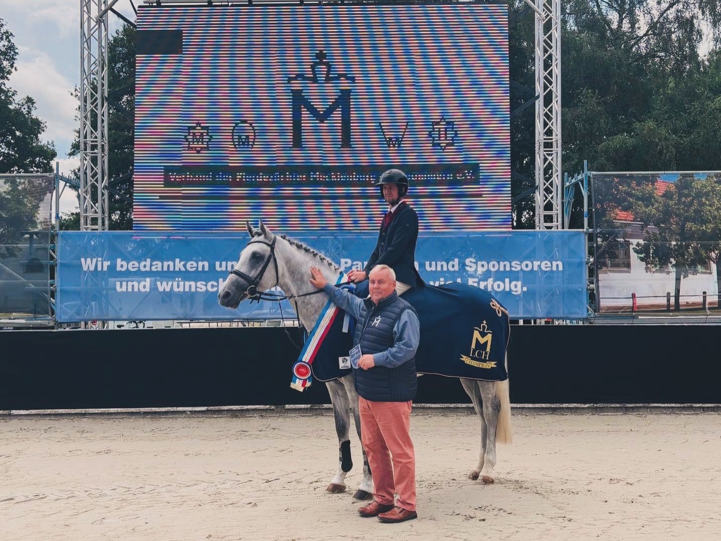 Auch die vierjährigen Springpferde haben ihren Champion ausgeritten🏆🏆🏆
Er heißt Carneol von Cellado/Flipper Hit. Züchterin ist Patricia Tlatlik und Besitzer die Stiftung Brandenburgisches Haupt- und Landgestüt Neustadt/Dosse. Vorgestellt wurde Carneol von Günther Stübe.
Herzlichen Glückwunsch 🍀🍀🍀
#champion #mecklenburger #showjumping #mecklenburgvorpommern