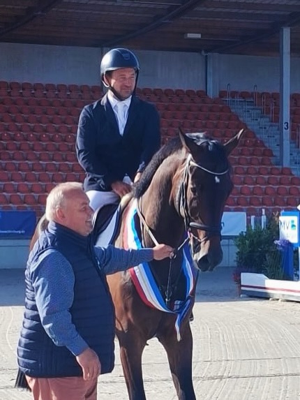 Die 5- und 6-jährigen Landeschampions der Springpferde🏆🏆🏆
Bei den 5-jährigen siegte Calais 37, ein
5-jähriger Mecklenburger Wallach V: Casalico
MV: Diarado
Reiter: Richard Robinson
Züchter: ZG Anne u. Olaf Matting
Besitzer: Norbert Schönfeld
Calais setzte auf seinen Erfolg noch einen drauf und gewann auch die Bundeschampionatsqualifikation am Abend.
Landeschampion der 6jährigen Mecklenburger Springpferde wurde Caya L- -6jä. Mecklenburger Stute, V: Clarcon MV: Quality
Reiter: Lukas Burmeister
Züchter: Manfred Lucht
Besitzer: Manfred Lucht
Herzlichen Glückwunsch 🍀🍀🍀
#showjumping #champions #breeding #mecklenburgvorpommern