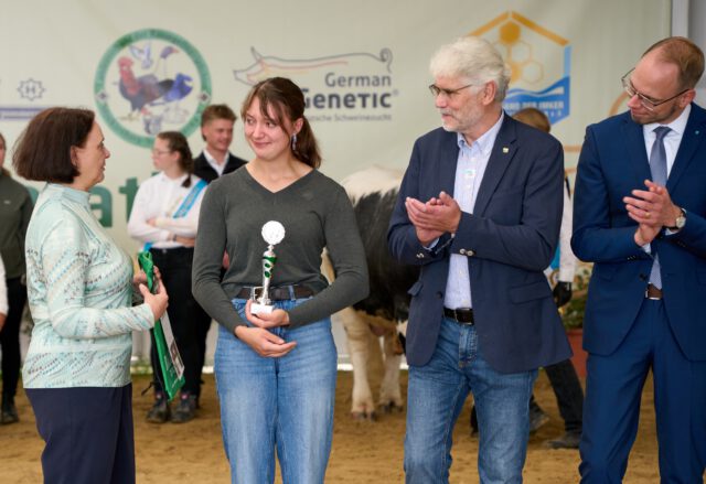 Beste Nachwuchszüchterin 2026🏆🏆🏆
Auf Antrag des Verbandes der Pferdezüchter Mecklenburg-Vorpommern ging der Titel in diesem Jahr an die 21-jährige Ronja Marlen Schmitz aus Hohenmocker. Ausgelobt wird diese Auszeichnung von der Deutschen Landwirtschaftsverlags GmbH, die die Bauernzeitung herausgibt und auch schon mal Herausgeber der Fachzeitung „Mecklenburger Pferde“ war.
Ronja Schmitz ist erfolgreiche Turnierreiterin und schloss ihre Ausbildung zur Pferdewirtin im vorigen Jahr mit gutem Ergebnis ab. Sie ist als engagierte Reiterin Teil des Teams der Reitanlage von Rocco Henning und Mitglied des Pferdesportvereins (PSV) Sternfeld. Bei der Vorbereitung von Pferden zur Aufnahme in die Stutbücher, zu Leistungsprüfungen, Körungen und Schauen mit Pferden jeder Art ist sie eine unentbehrliche Helferin. Sie stellt selbst Stuten und Fohlen der Züchter vor und genießt auf diesem Gebiet großes Vertrauen in der Züchterschaft.
Sehr aktiv ist Ronja Schmitz auch in der Gemeinschaft der Jungzüchtern des Verbandes der Pferdezüchter Mecklenburg-Vorpommern. Bei den Länderwettkämpfen 2025 und 2026 in Neustadt/Dosse schaffte sie jedes Mal den Sprung aufs Podium. Beim Bundesjungzüchterwettbewerb 2025 in Redefin konnte sie mehrere Platzierungen für das Team der Jungzüchter des eigenen Bundeslandes beisteuern. In diesem Jahr war Ronja Mitglied im Team Mecklenburg-Vorpommern bei der Weltmeisterschaft der Jungzüchter im Juli im Landgestüt Celle. Zwei Mal gelang ihr ein Platz unter den TOP-Ten. In der Exterieurbeurteilung wurde sie Vierte und bei der Beurteilung des Freispringens gab es einen 3. Platz.
Ronja Marlen Schmitz ist eine bedeutende Stütze im Leben des Verbandes der Pferdezüchter Mecklenburg-Vorpommern, vor allem für die nachrückenden Jungzüchter. Sie hilft mit, Jungzüchterlehrgänge zu organisieren und gibt den Jüngeren gerne ihr Wissen und ihre Erfahrung mit auf den Weg. Sie ist als ehrenamtliche Helferin des Verbandes nicht wegdenken und eine würdige „Beste Nachwuchszüchterin“.
Foto: Duda
#nachwuchskräfte #honor #preis #ehrung